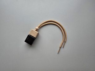 7 мл АВТО Куб чорний скляний флакон з коричневою дерев'яною кришкою для ефірних масел 7 мл АВТО скло чорний Куб з коричневою кришкою фото