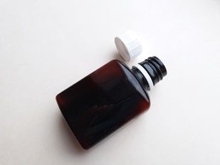 50 мл/20 мм з кільцем Квадрат коричневий ПЕТ флакон з пластиковою білою кришкою з контрольним кільцем КПВ 20/410 50мл з кільцем ПЕТ коричневий Квадрат кришка КПВ 20/410 фото