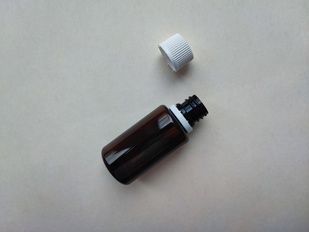 30 мл з кільцем Круглий коричневий ПЕТ флакон з пластиковою кришкою білою з контрольним кільцем КПВ 18/410 30мл з кільцем коричневий ПЕТ кришка біла КПВ фото