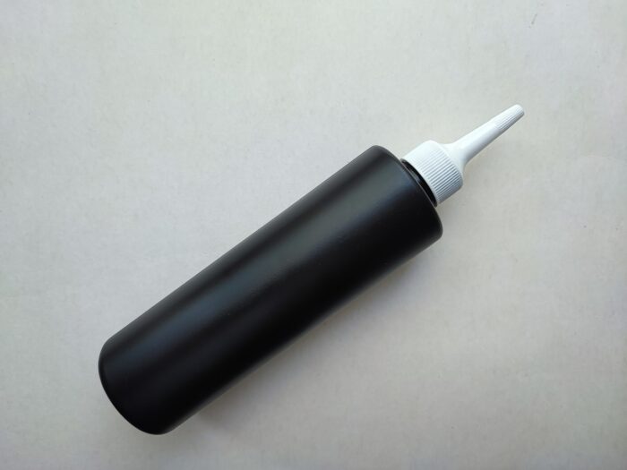 250 мл/24 мм Циліндр чорний HDPE флакон з білим довгим носиком 24/410