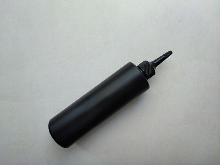 250 мл/24 мм Циліндр чорний HDPE флакон з чорним довгим носиком 24/410