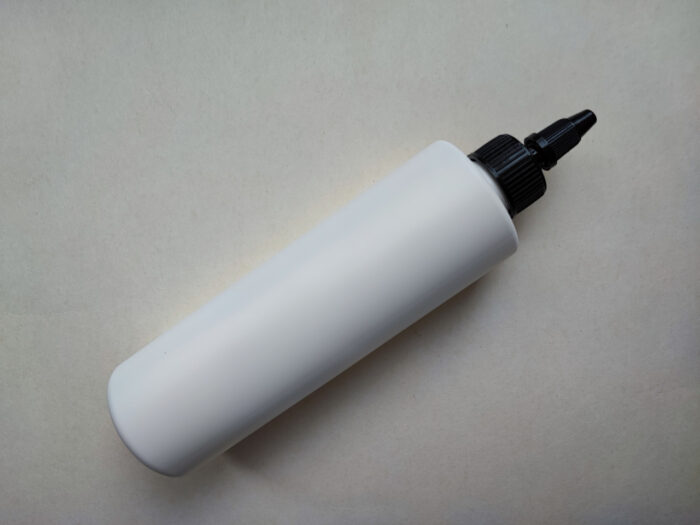 250 мл/24 мм Циліндр білий HDPE флакон з чорним коротким носиком 24/410