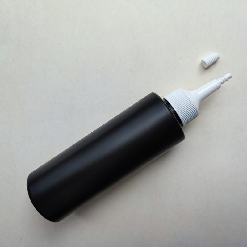 150 мл/24 мм Циліндр чорний HDPE флакон з білим довгим носиком 24/410