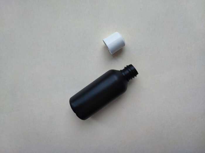 50 мл HDPE Круглий чорний флакон з пластиковою гладкою білою кришкою 18/410 - Зображення 2