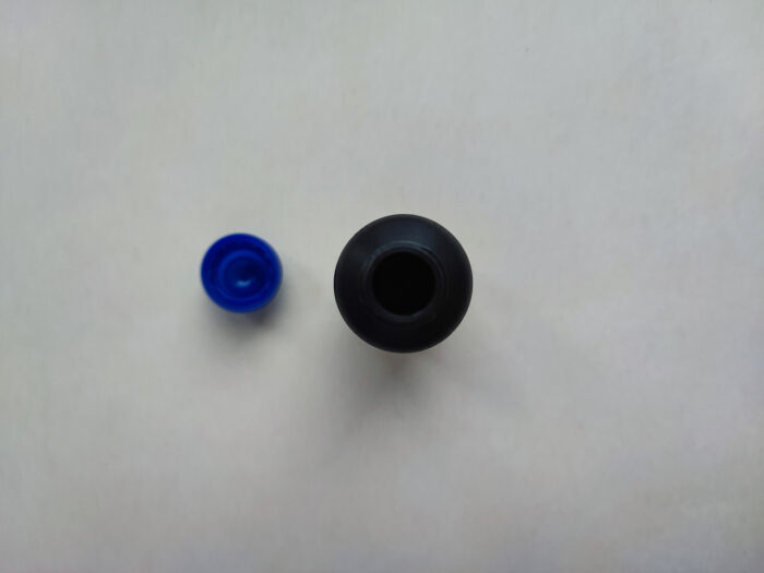50 мл HDPE Круглий чорний флакон з пластиковою синьою кришкою кулька 18/410 - Зображення 3