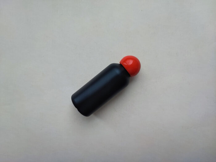 50 мл HDPE Круглий чорний флакон з пластиковою червоною кришкою кулька 18/410
