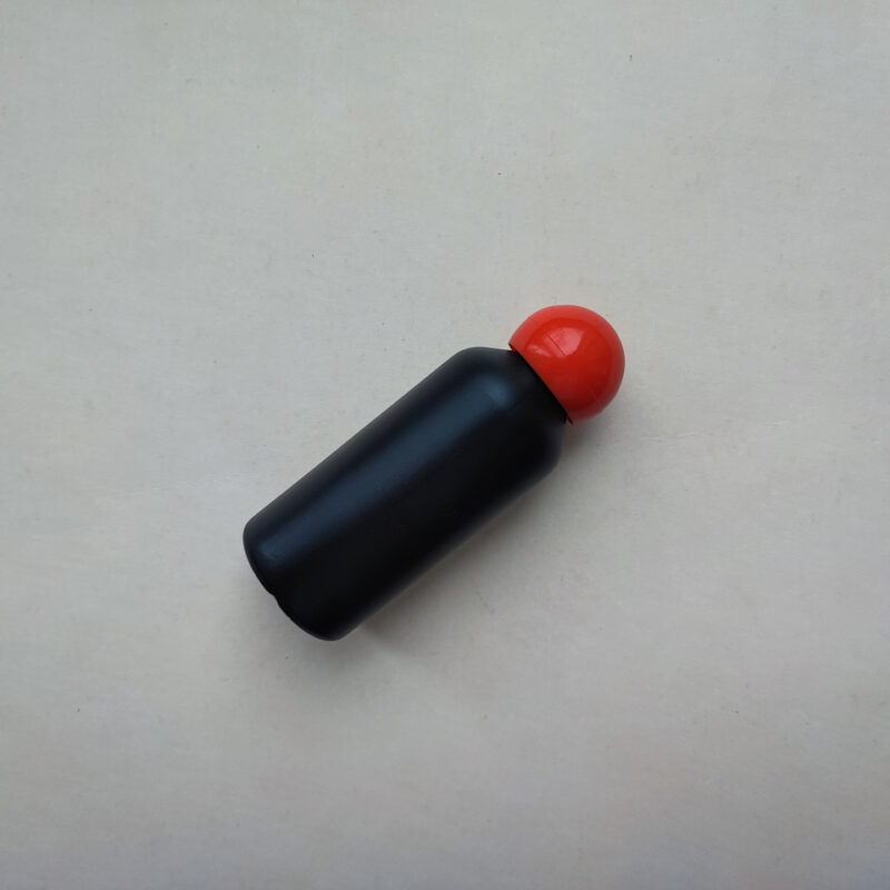 50 мл HDPE Круглий чорний флакон з пластиковою червоною кришкою кулька 18/410
