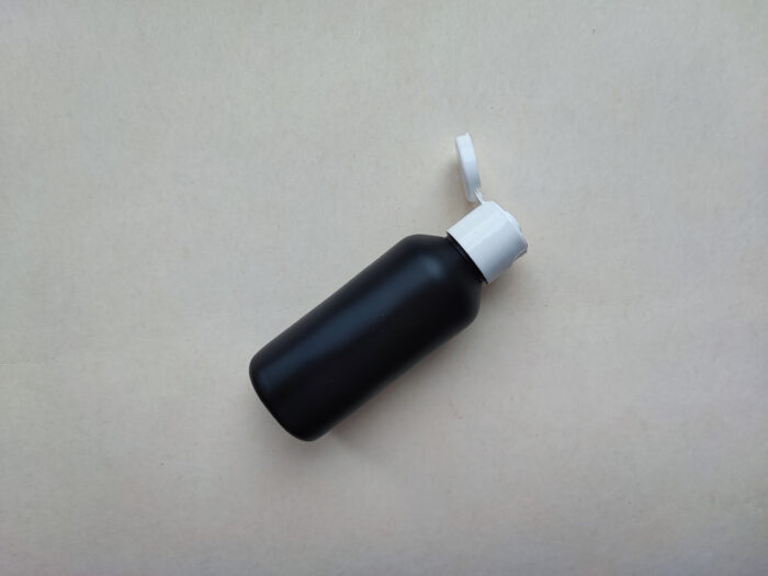 50 мл Круглий чорний HDPE флакон з кришкою фліп-топ білий 18/410