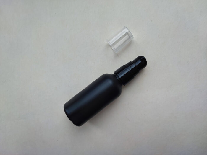 50 мл Поліетилен HDPE круглий чорний флакон з пластиковим чорним кремовим дозатором 18/410